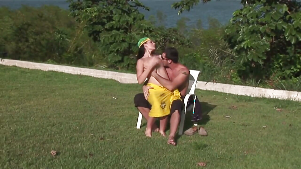 Une latina sexy se fait baiser dans la nature