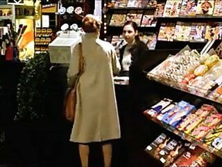 Жінка відвідує секс-шоп, щоб подивитися порно