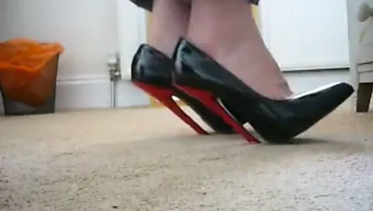 Bending 6 inch high heels Ellie pumps