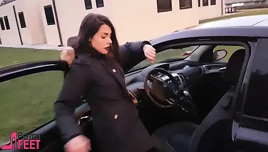 Tatlı Petra ile açık havada sigara içiyor