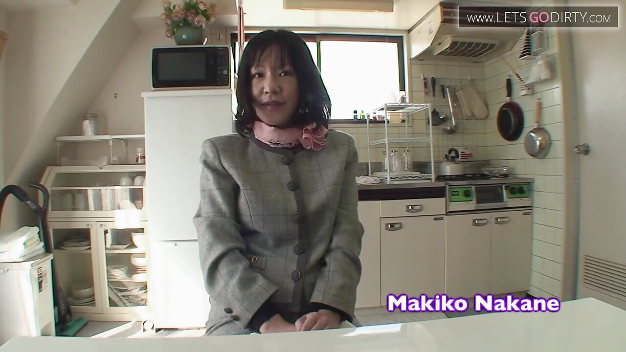 Сперма капає з волохатої пизди мамки після їзди на жорсткому члені