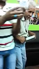 Старик показывает вау