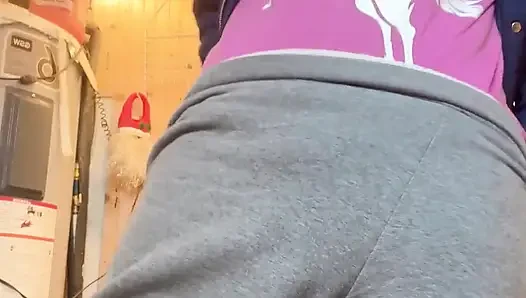 Hana lagi masak di dapur sebelum kencing di toilet