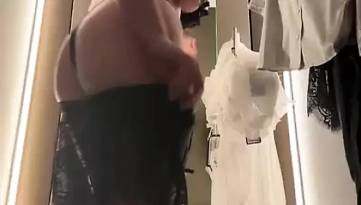 Jucielussie in der umkleidekabine