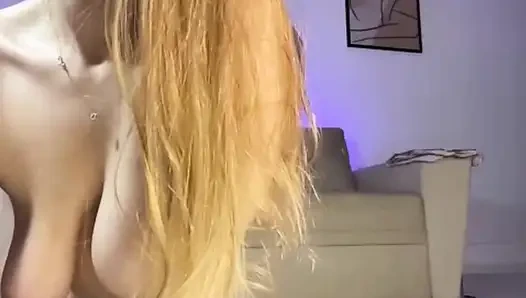 Jucielussie in doggystyle und natürlichen titten spielt