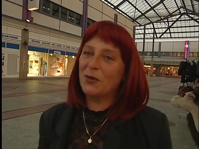 POV에서 자지를 빠는 빨간 머리 미시