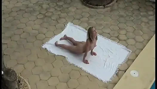 Yoga ngentot di luar ruangan pakai butt plug yang berkilau