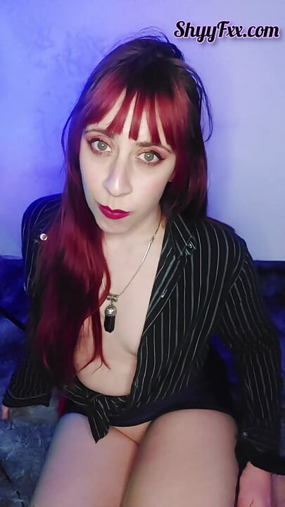 Șeful tău dominant și manipulator te convinge să-i dai sex! Instrucțiuni de masturbar