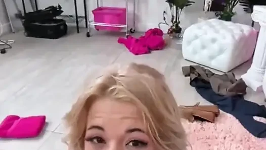 Nicole nichols lagi asik berlutut sambil jilat pantat bryan!
