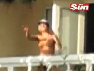 Amy Winehouse dança nua