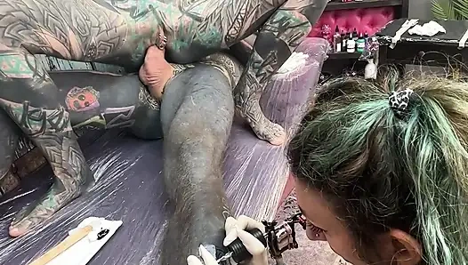 Татуированную девушку татуируют на сисечки, затем скачет на члене и принимает анал