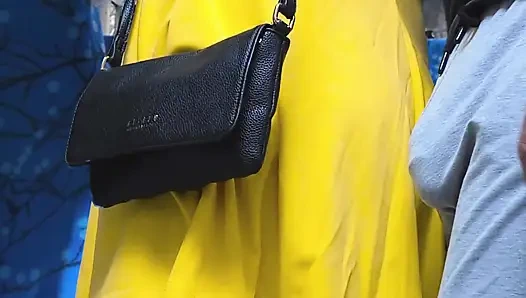 Riskanter handjob in den öffentlichen Verkehrsmitteln! Schmutziger fremder ejakulat mit der hand des mädchens