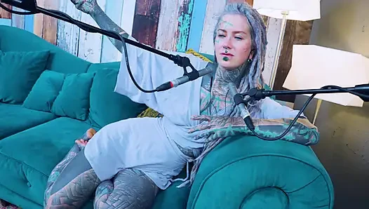 Z hakkında konuşuyorum - zeal - asmr podcast sfw konuşuyor gotik sıska kız dreadlocks dövmeli model dövmeli kız