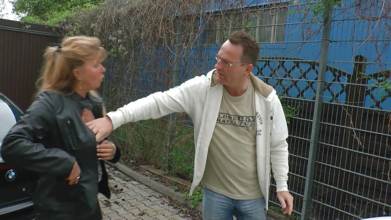 Blonďatá německá sexy máma s přírodními kozami je ošukaná venku