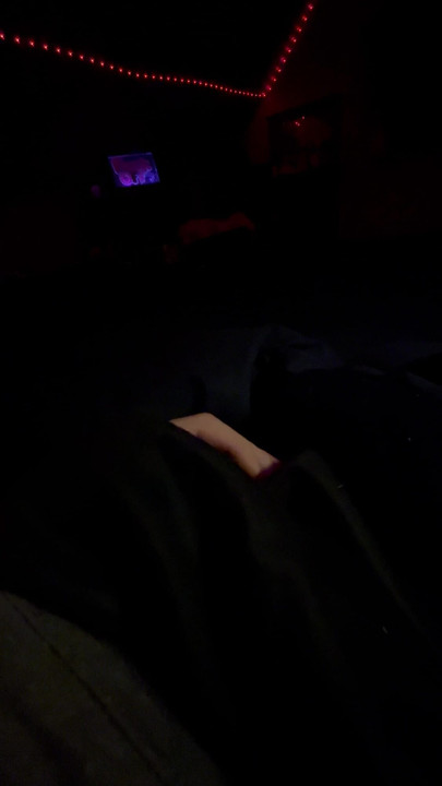 彼女がパーティーグッズを持って戻ってくるのを待ちながら、自分のチンコをしごきながら