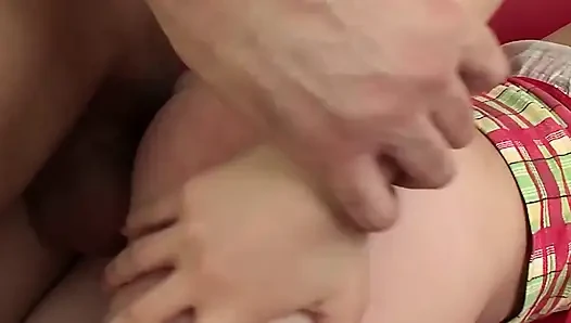 Pussie Sweets sahnesi-4 esmer genç joy aynı anda şekerini ve büyük bir yarağını emmek istiyor