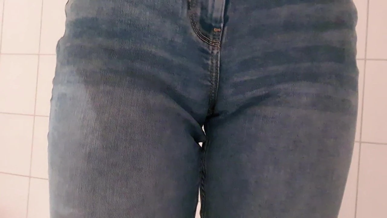 紧身牛仔裤的女孩