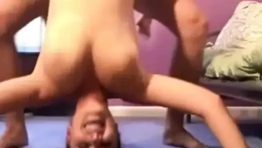 Хардкорное развлечение в спальне в любительском видео