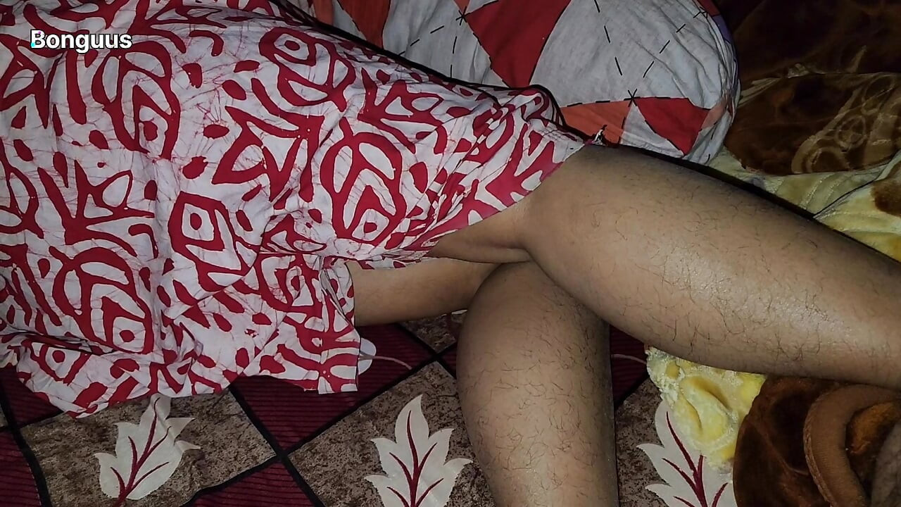 Exploring my Stepmoms Pussy Sharing Bed With Hot MILF