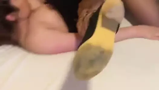 Молодую латину отдолбили большим черным членом перед бойфрендом