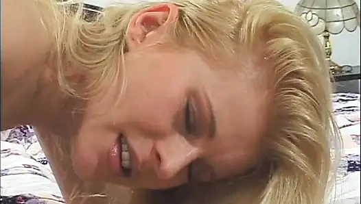Heiße blondine mit einem perfekten körper liebt es, ihren arsch von ihrem geilen liebhaber geritten zu bekommen