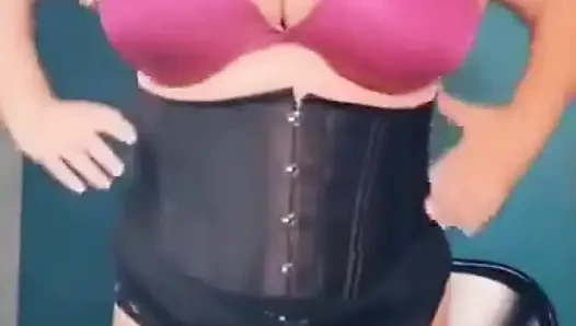 Извращенная сквиртующая шлюшка