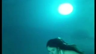 Hot body babe whore diving at the ocean