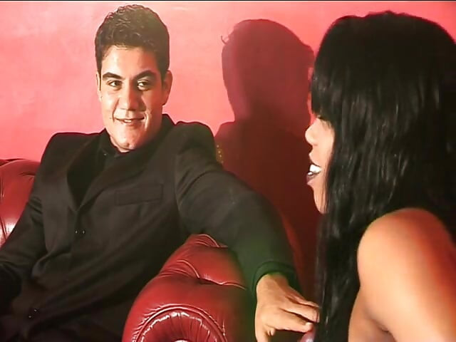 망사 스타킹과 부츠를 신고 핫한 블랙 랩 댄서, 두 명의 고객에게 따먹히는 엉덩이