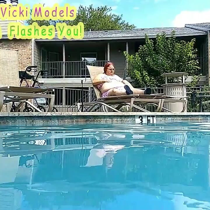 Hemşire Vicki havuz başında yeni bikinisini model ediyor sonra sana teşhir ediyor