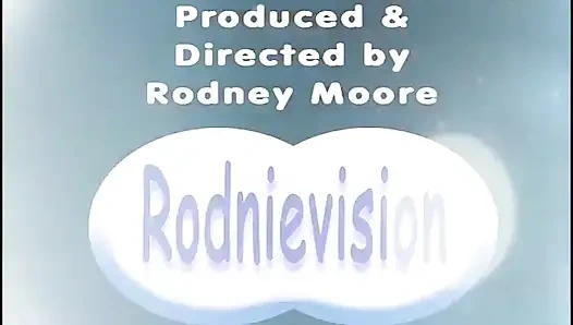 Klasik iri güzel kadın çikolata yiyor ve sakso çekiyor