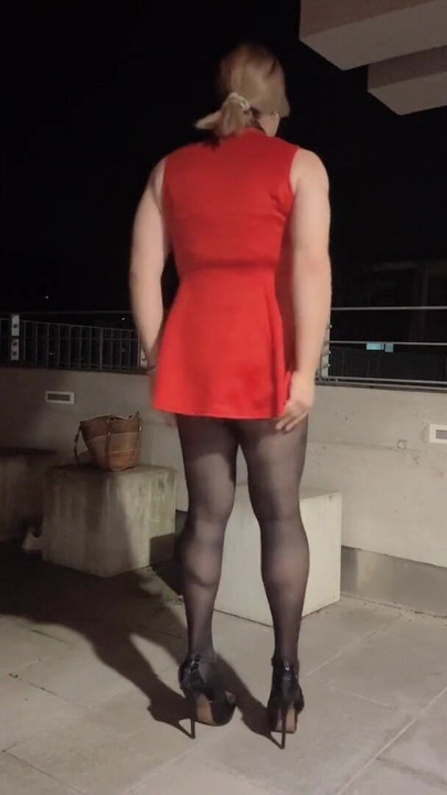 Ključni trenutak iz "Sissy jaše dildo vani"