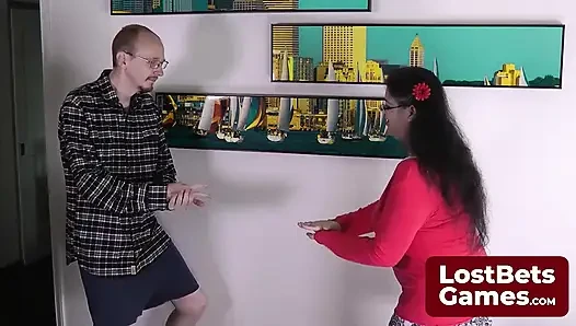 Striptiz rock kağıt makasla oynuyor ve yeni heyecanları keşfetmeye hazır