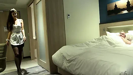 Yaramaz Hizmetçi Götünü Sert Siktiriyor