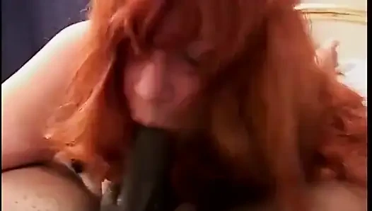 Typ bekommt wilden blowjob von klobigen alten in seinem zimmer