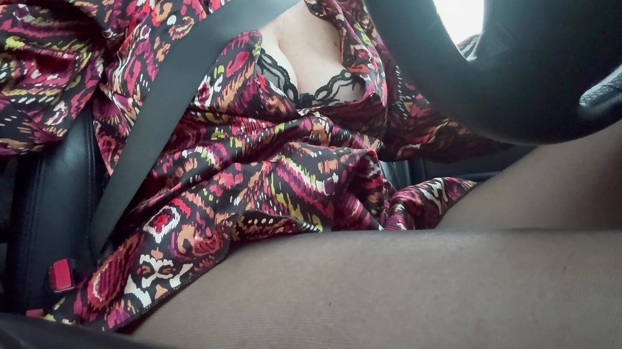 Ich wachte geil auf und berührte meine muschi durch strumpfhosen im auto in der Öffentlichkeit