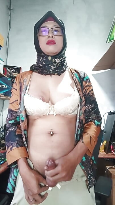 Peituda hijab ts se masturba até ela gozar
