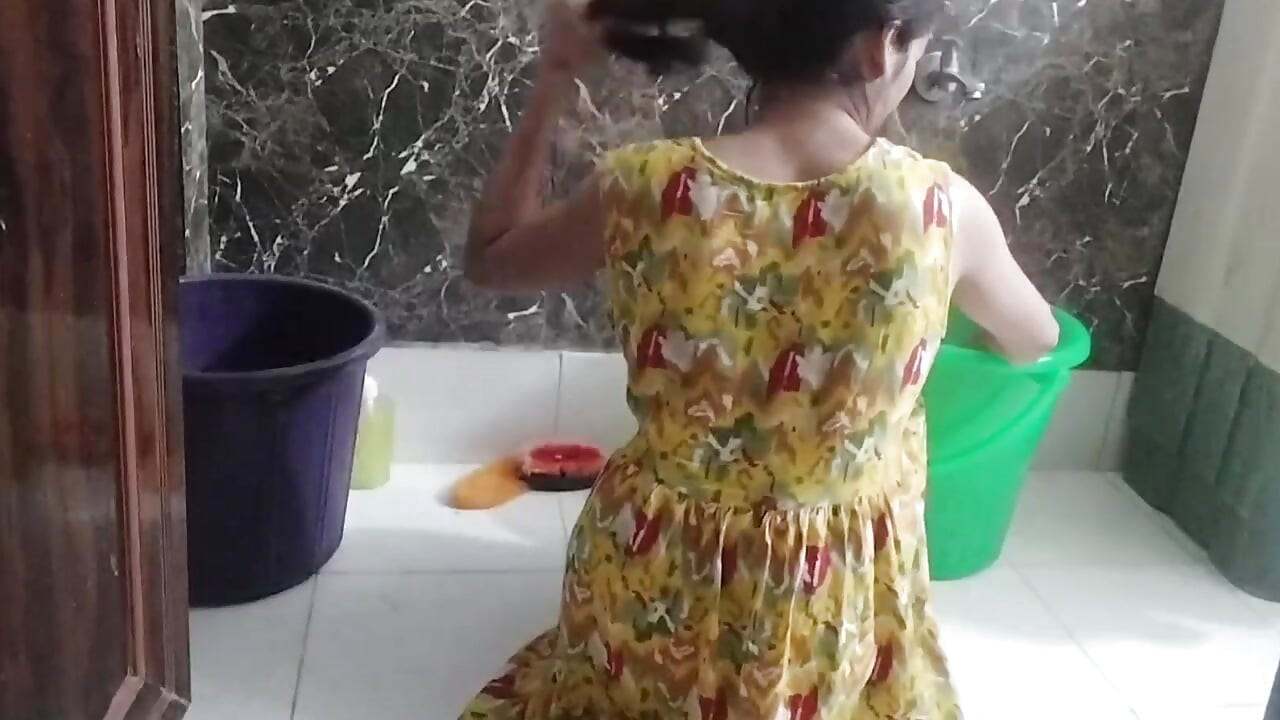 Muslim girlfriend ko bathroom MMS video viral