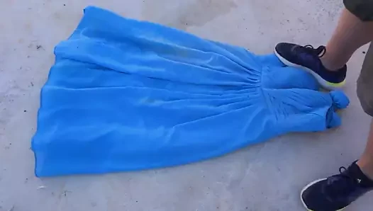 mavi elbise işemek