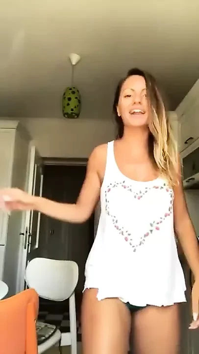 Alexandra Stan bailando para webcam