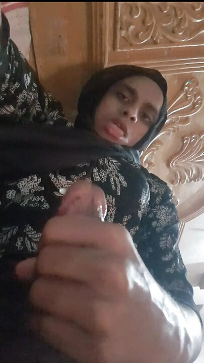 Hijabi sissy masterbation herself and cum over herself