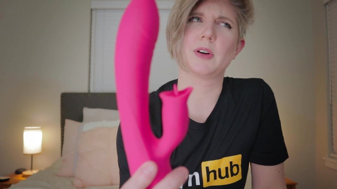 Unboxing and Review of the Unvomi Pulsating Rabbit Vibrator From Paloqueth with Housewife Ginger