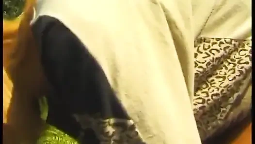 Kıllı sarışın olgun açık havada güzel vakit geçiriyor