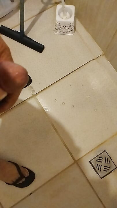 Urine falling in slow motion impresses