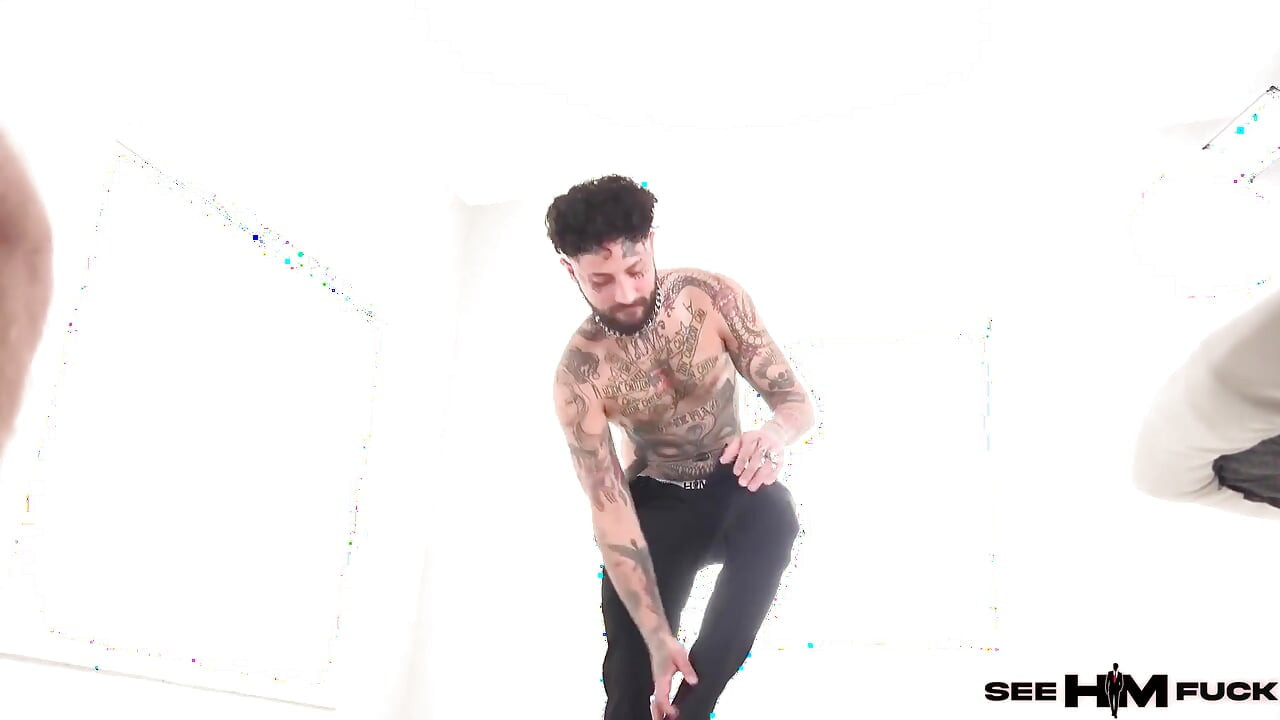 Bts Full Chest Tattooed Tatted Tommy mengubur penisnya dalam Sandy Love!