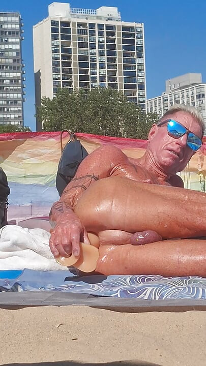 Key West mit seinem neuen größeren dildo am strand eingeölt