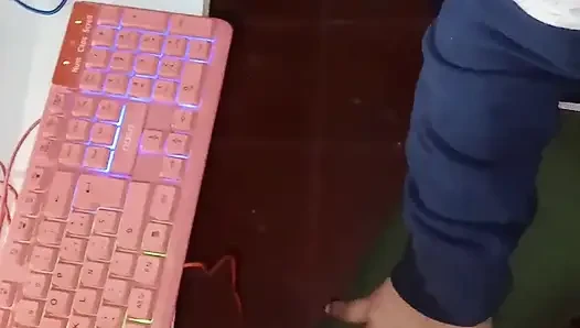 Blondine lutscht mich neben dem pc live