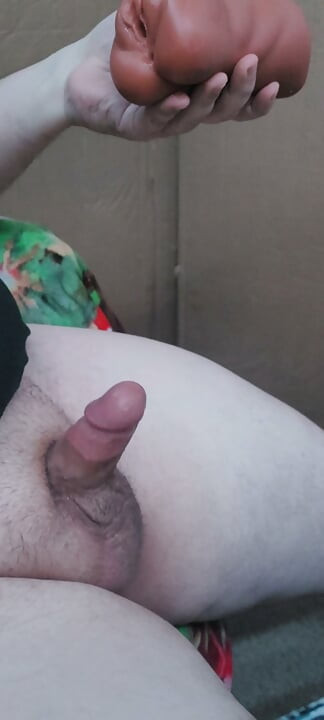 Mă joc cu penisul meu mic până ejaculez