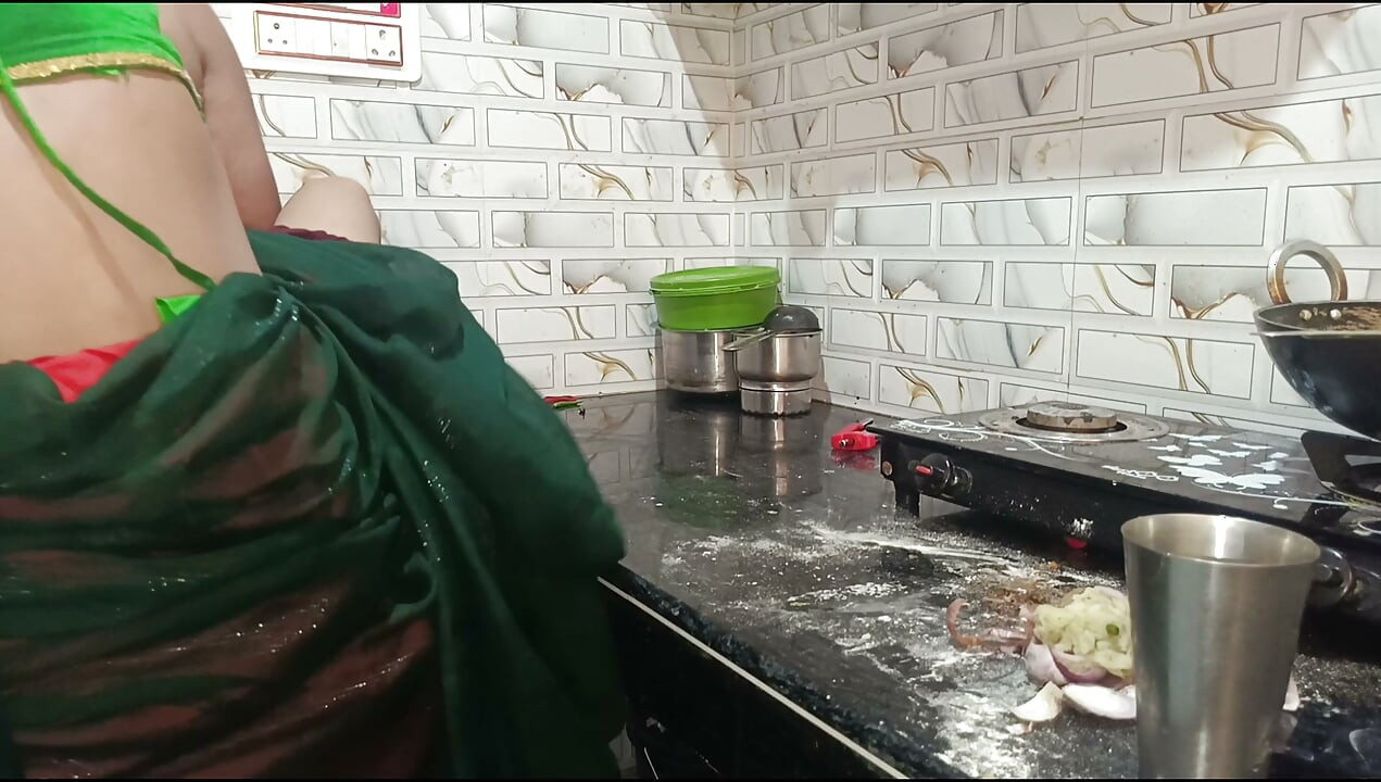 Indian gullu bhabhi ki kitchen me mast chudai hindi sex