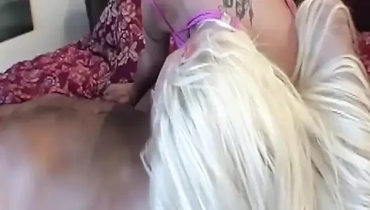 Sarışın orta yaşlı seksi kadın büyük zenci yarağıyla sert sikişiyor