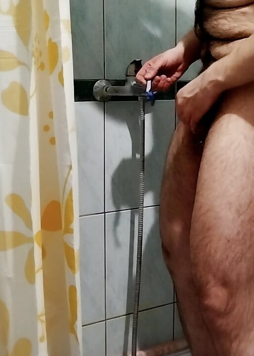 Young Gay trimming his bush